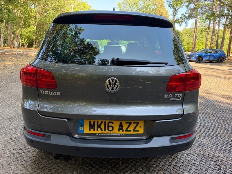 Volkswagen Tiguan Hatchback Black #10