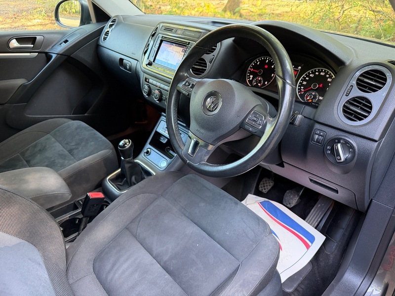 Volkswagen Tiguan Hatchback Black #17