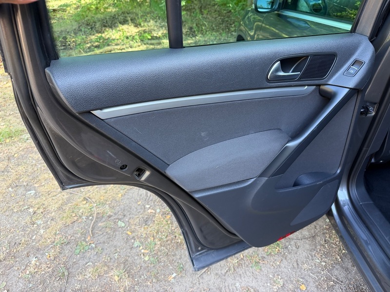 Volkswagen Tiguan Hatchback Black #54