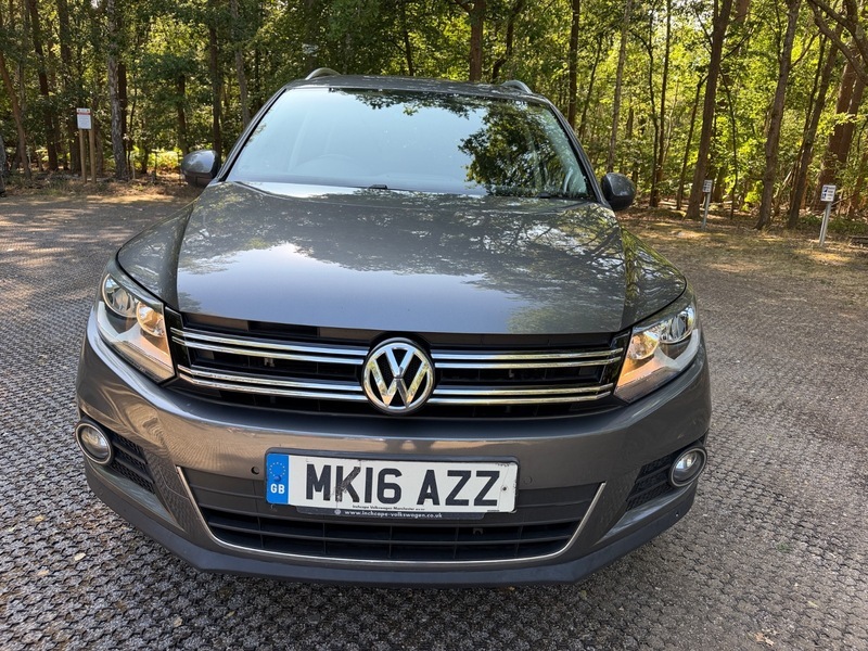 Volkswagen Tiguan Hatchback Black #9