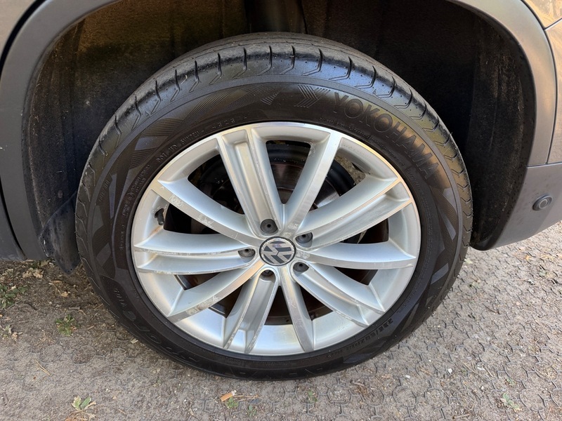 Volkswagen Tiguan Hatchback Black #57