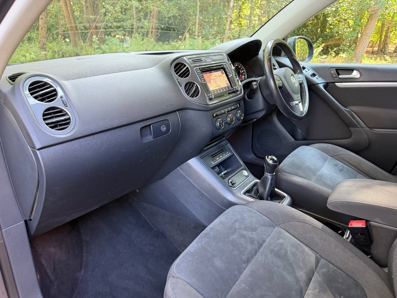 Volkswagen Tiguan Hatchback Black #19