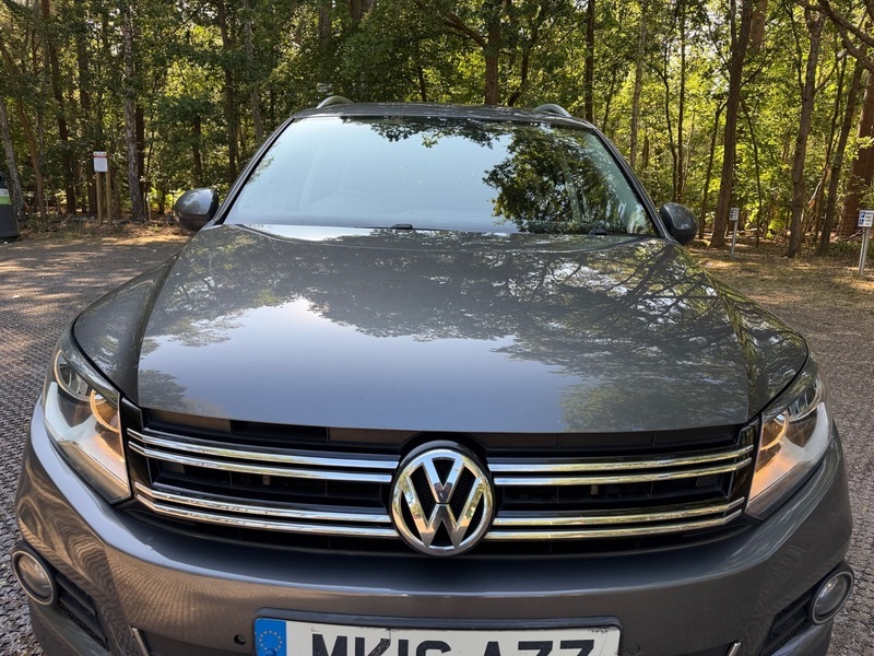 Volkswagen Tiguan Hatchback Black #13