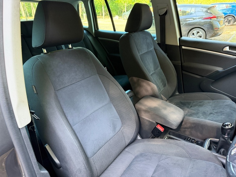 Volkswagen Tiguan Hatchback Black #15