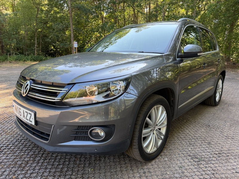 Volkswagen Tiguan Hatchback Black #7