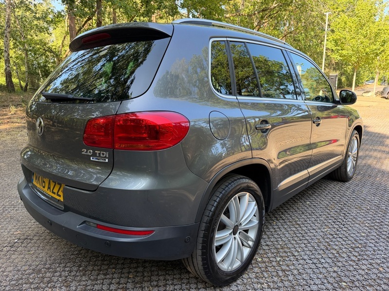 Volkswagen Tiguan Hatchback Black #8