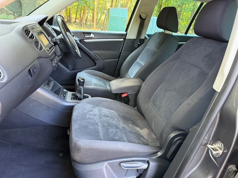 Volkswagen Tiguan Hatchback Black #18