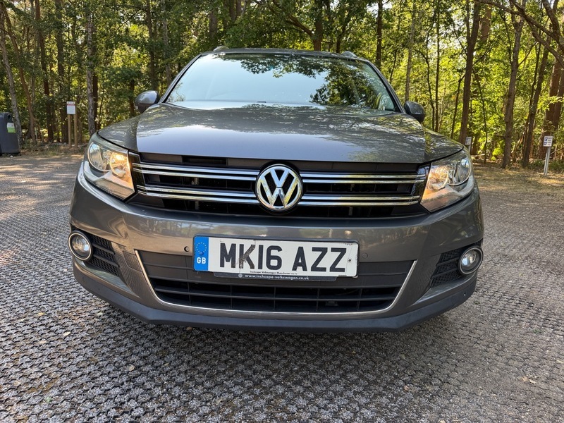 Volkswagen Tiguan Hatchback Black #11