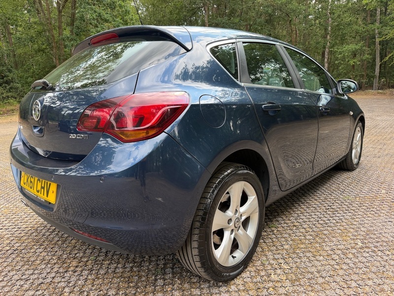 Vauxhall Astra Hatchback 1.7 Cdti Exclusiv Euro 5 201111 Black #8