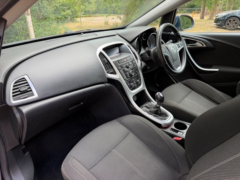 Vauxhall Astra Hatchback 1.7 Cdti Exclusiv Euro 5 201111 Black #16
