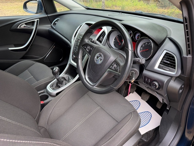 Vauxhall Astra Hatchback 1.7 Cdti Exclusiv Euro 5 201111 Black #14