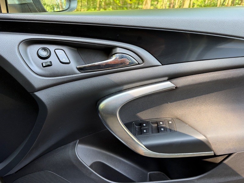 Vauxhall Insignia Sri 5-Door Silver #36