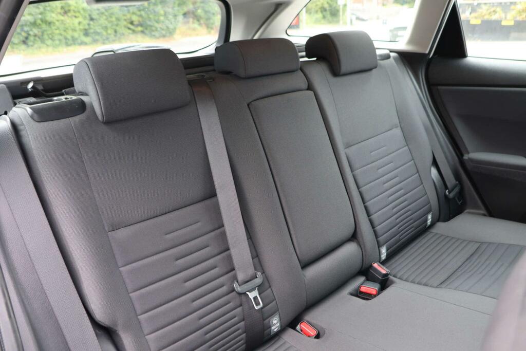 Toyota Auris Business Edition White #6