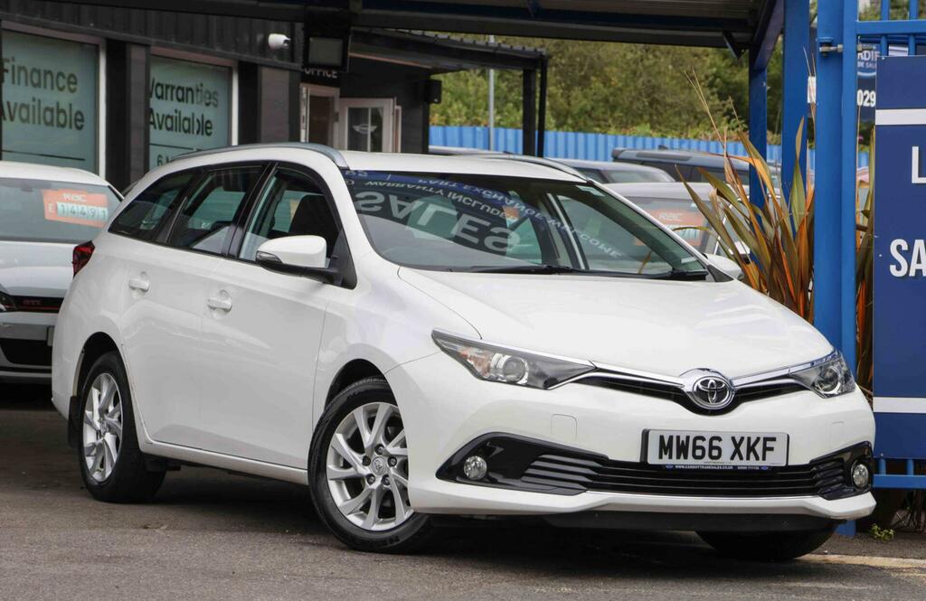 Toyota Auris Business Edition White