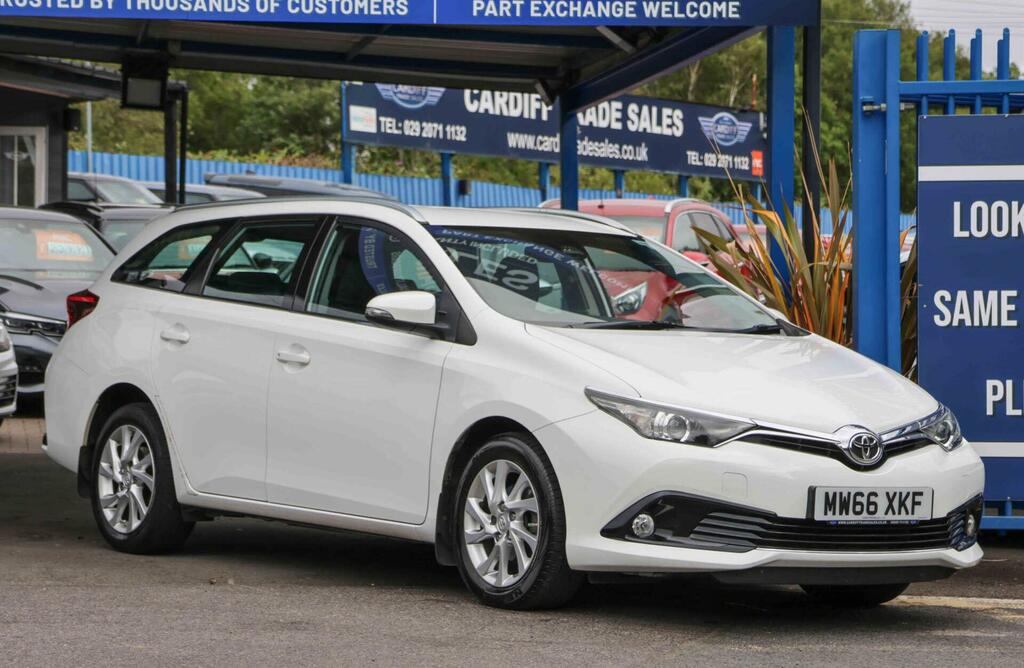 Toyota Auris Business Edition White #2