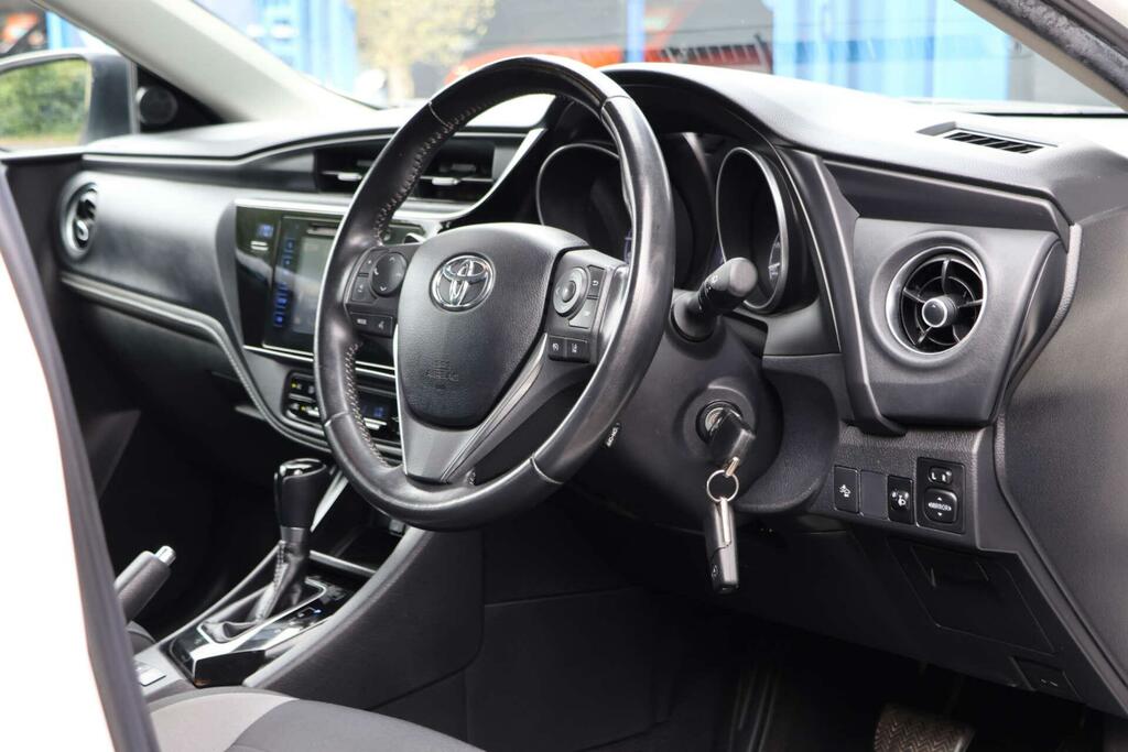 Toyota Auris Business Edition White #4