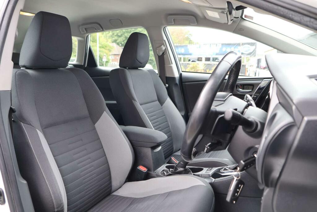 Toyota Auris Business Edition White #5