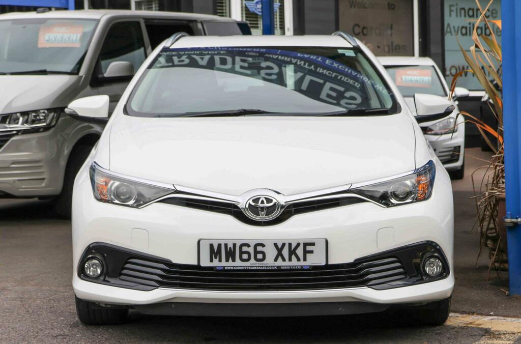 Toyota Auris Business Edition White #3