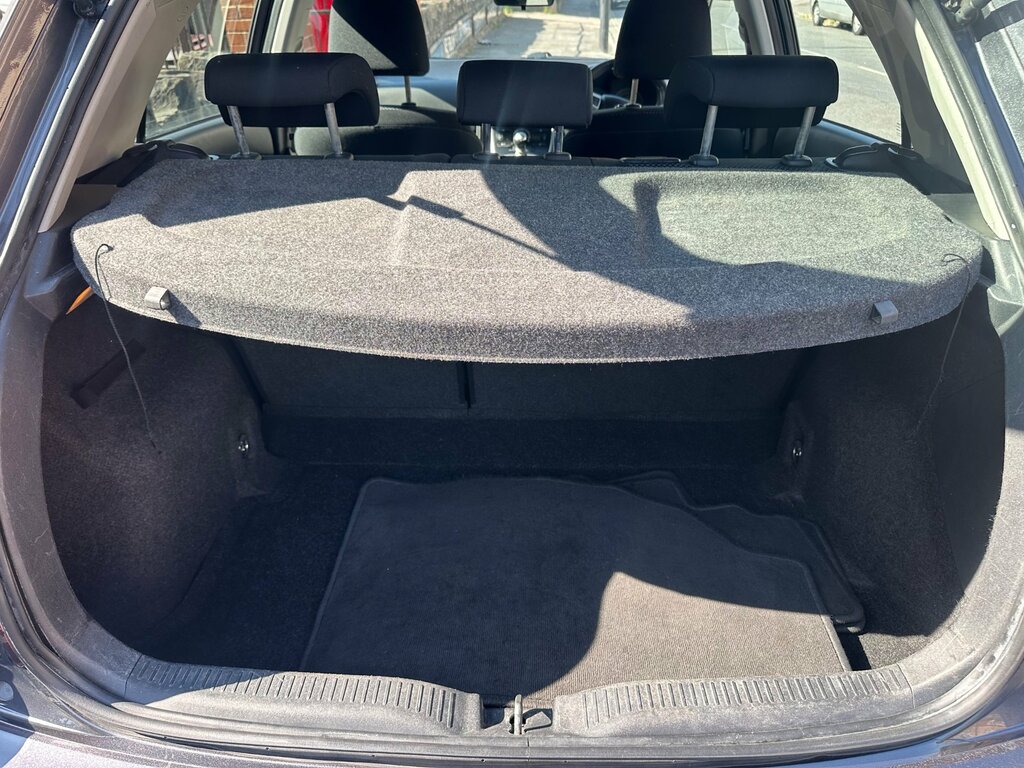 Toyota Auris Tr Silver #7