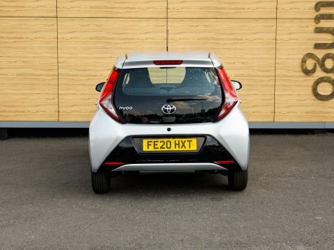 Toyota Aygo X-play Silver #6
