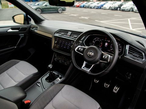 Volkswagen Tiguan Suv YK18UAJ Blue #4