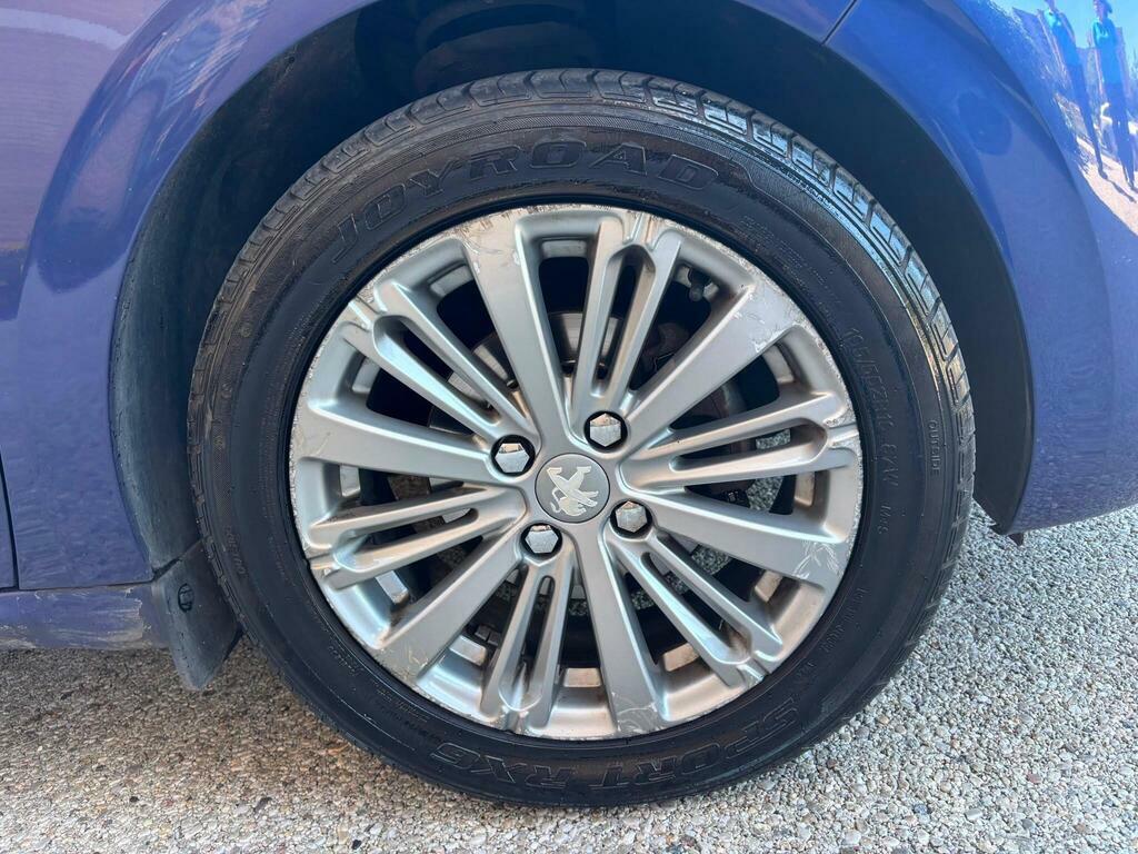 Peugeot 208 1.6 Bluehdi 100 Gt Line Red #38