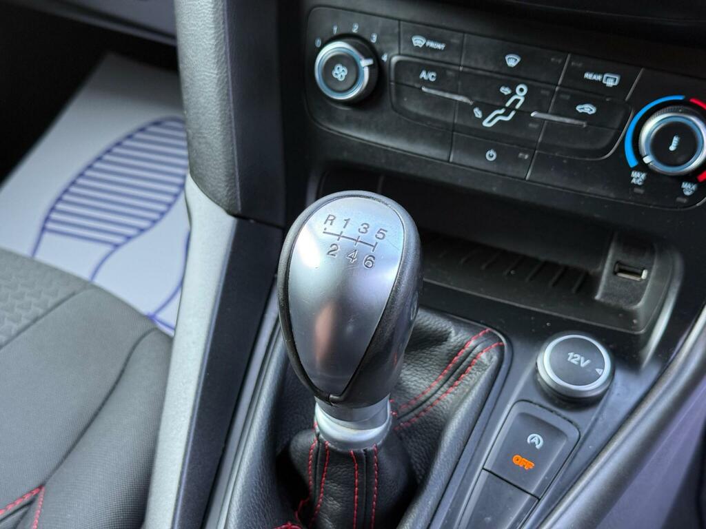 Ford Focus 1.0T Ecoboost Titanium Red #52
