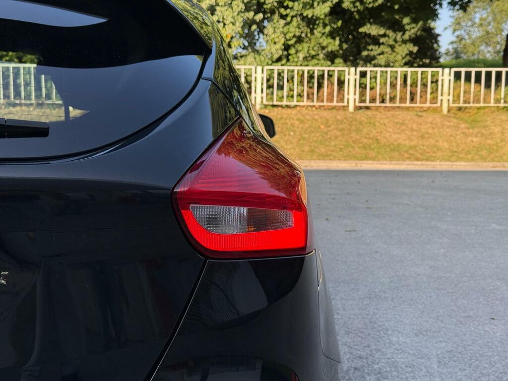 Ford Focus 1.0T Ecoboost Titanium Red #24