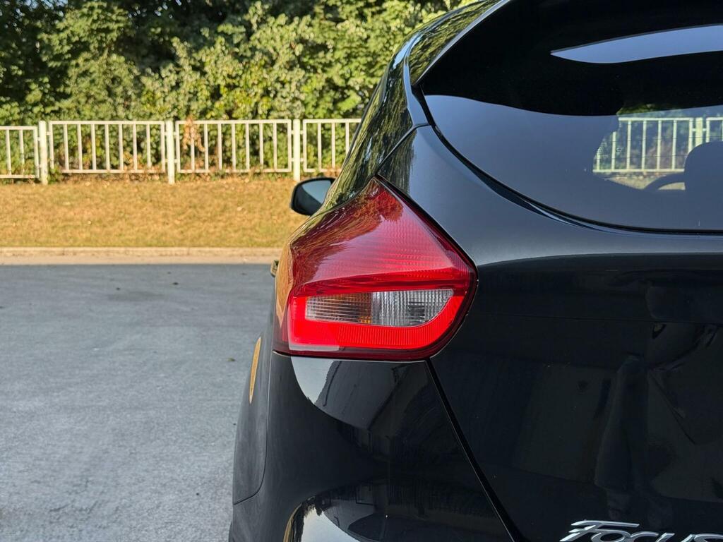 Ford Focus 1.0T Ecoboost Titanium Red #23