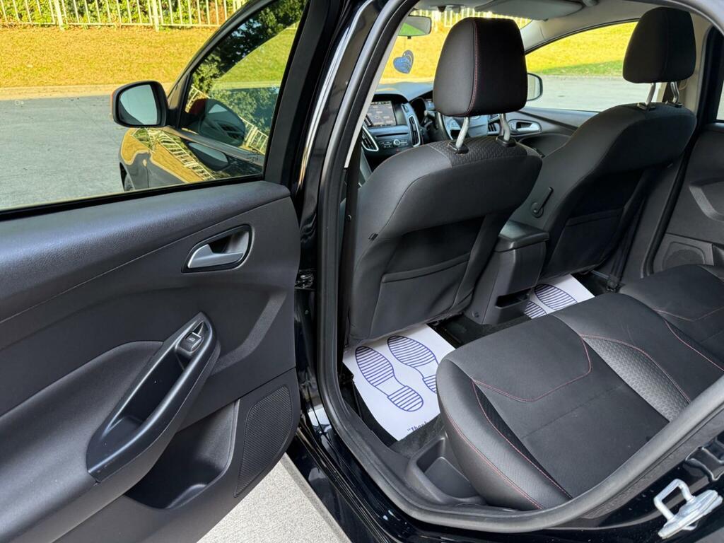 Ford Focus 1.0T Ecoboost Titanium Red #75
