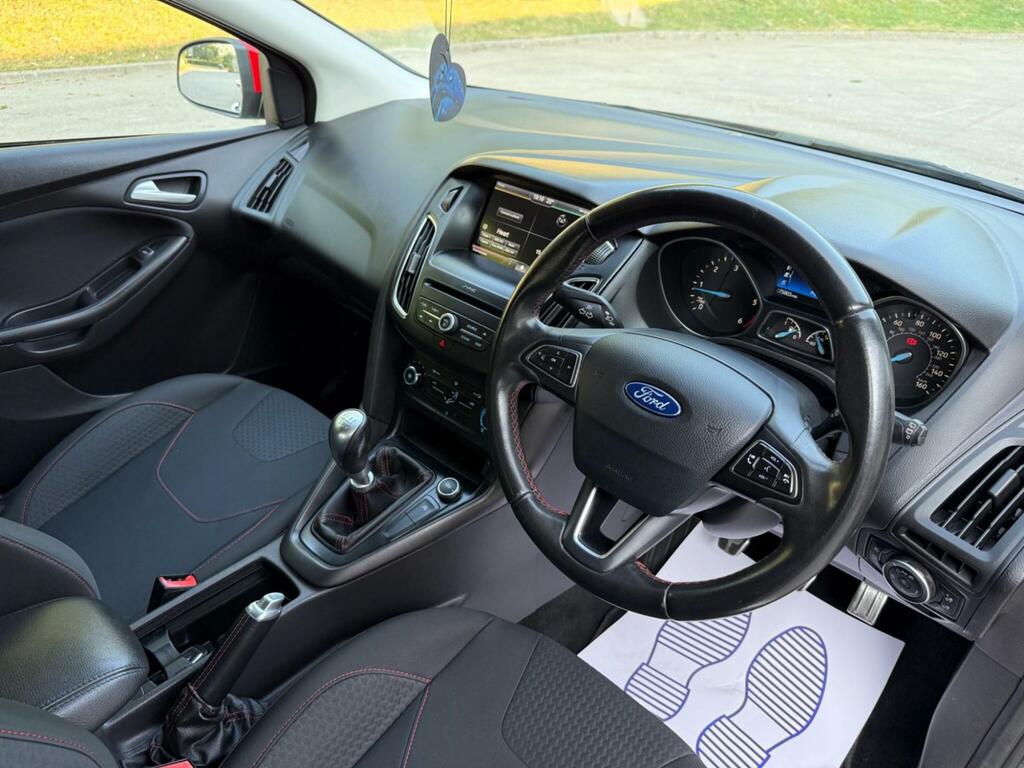 Ford Focus 1.0T Ecoboost Titanium Red #80