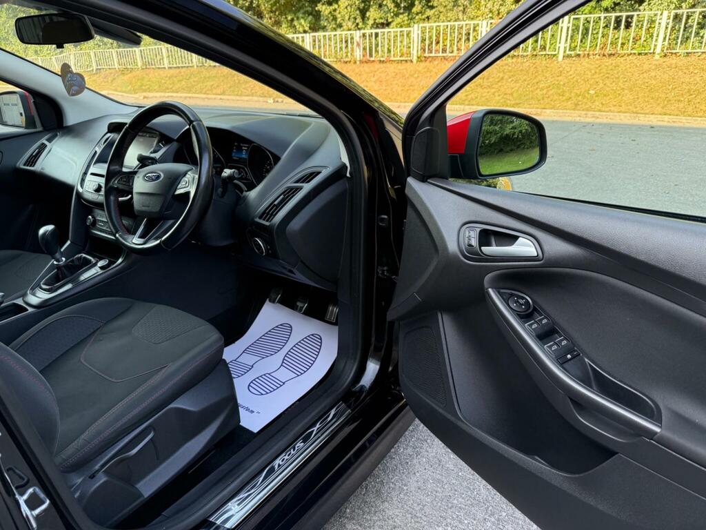 Ford Focus 1.0T Ecoboost Titanium Red #70