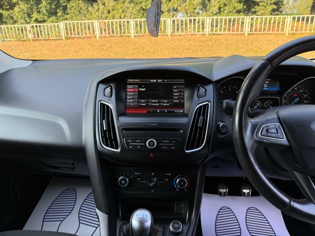 Ford Focus 1.0T Ecoboost Titanium Red #44