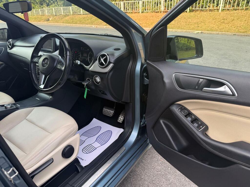 Mercedes-Benz B Class Blueefficiency Se Red #64