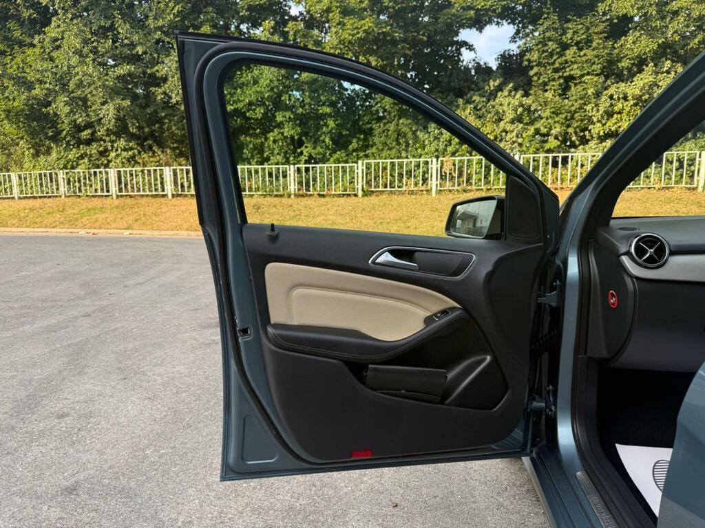 Mercedes-Benz B Class Blueefficiency Se Red #67