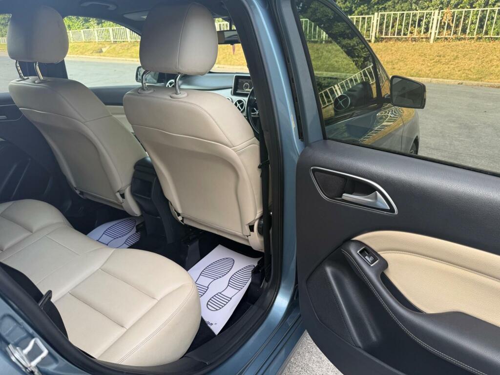 Mercedes-Benz B Class Blueefficiency Se Red #68