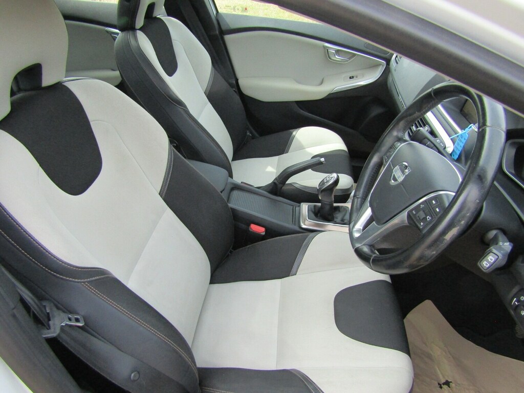 Volvo V40 Cross Country D2 Cross Country Se Nav White #2
