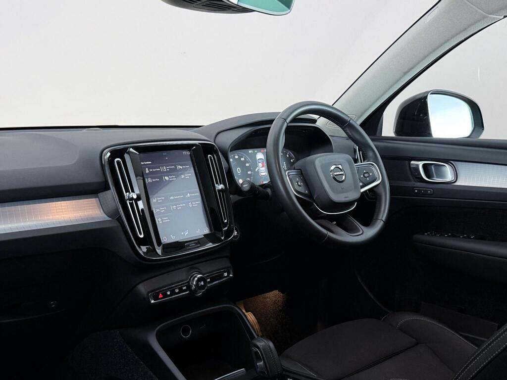 Volvo XC40 1.5 T3 Momentum Pro Euro 6 Ss YX20XZF Black #4