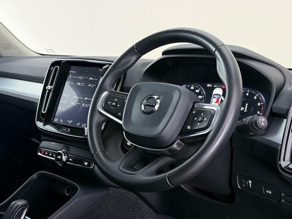 Volvo XC40 1.5 T3 Momentum Pro Euro 6 Ss YX20XZF Black #3