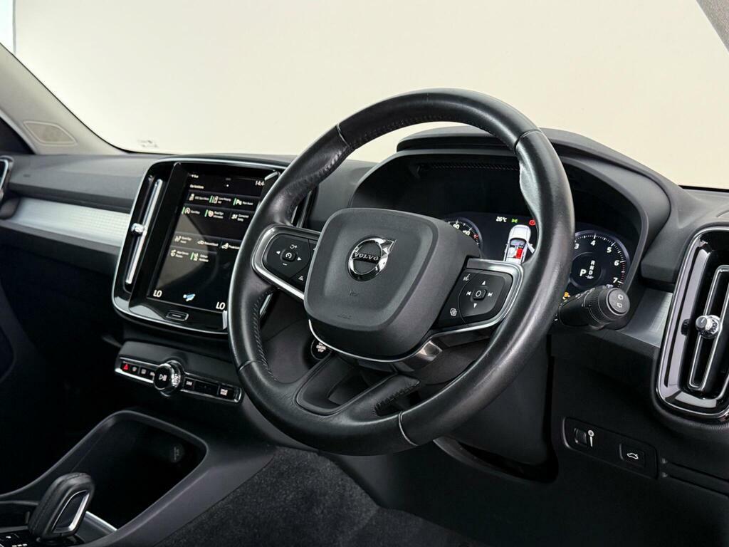 Volvo XC40 1.5 T3 Momentum Euro 6 Ss PF70CTY Black #3