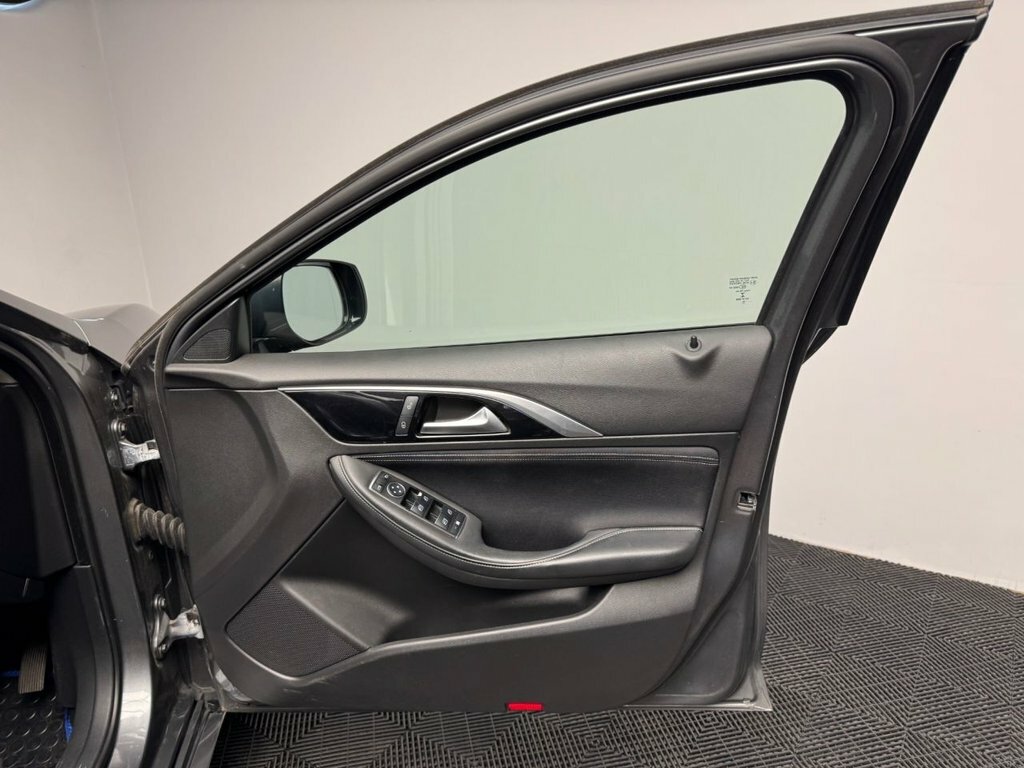 Infiniti Q30 Hatchback 2.0 Grey #40