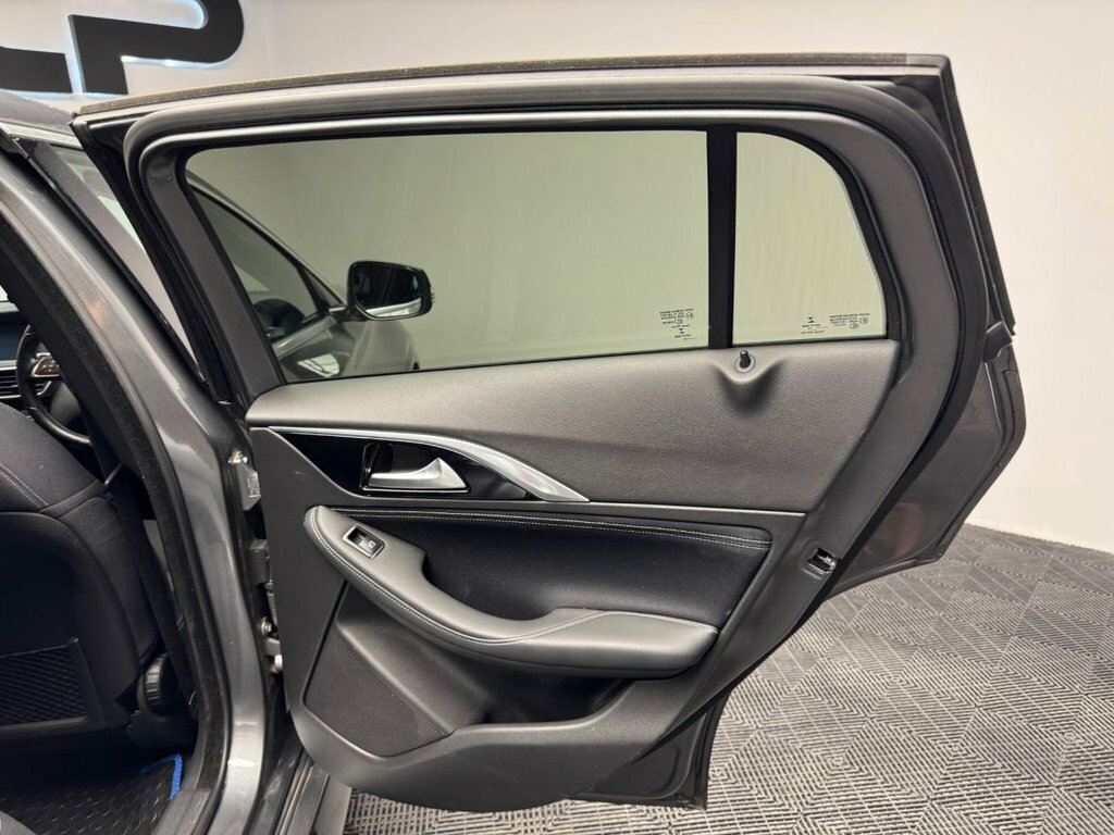 Infiniti Q30 Hatchback 2.0 Grey #41