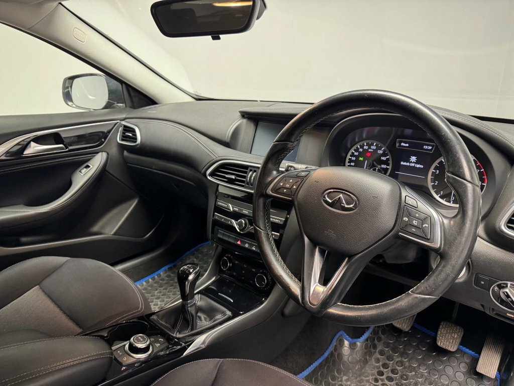Infiniti Q30 1.6L Se Grey #3