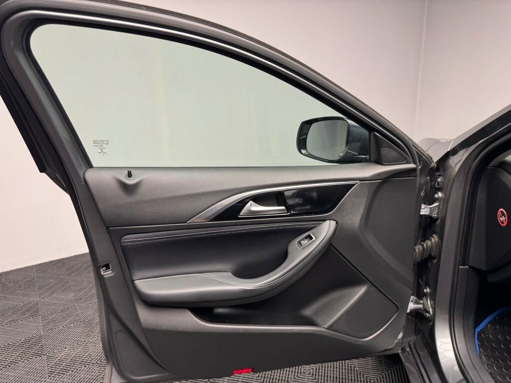 Infiniti Q30 Hatchback 2.0 Grey #42