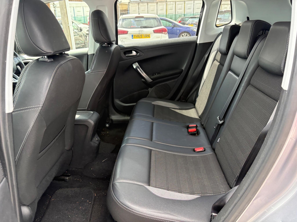Peugeot 2008 Allure Black #14
