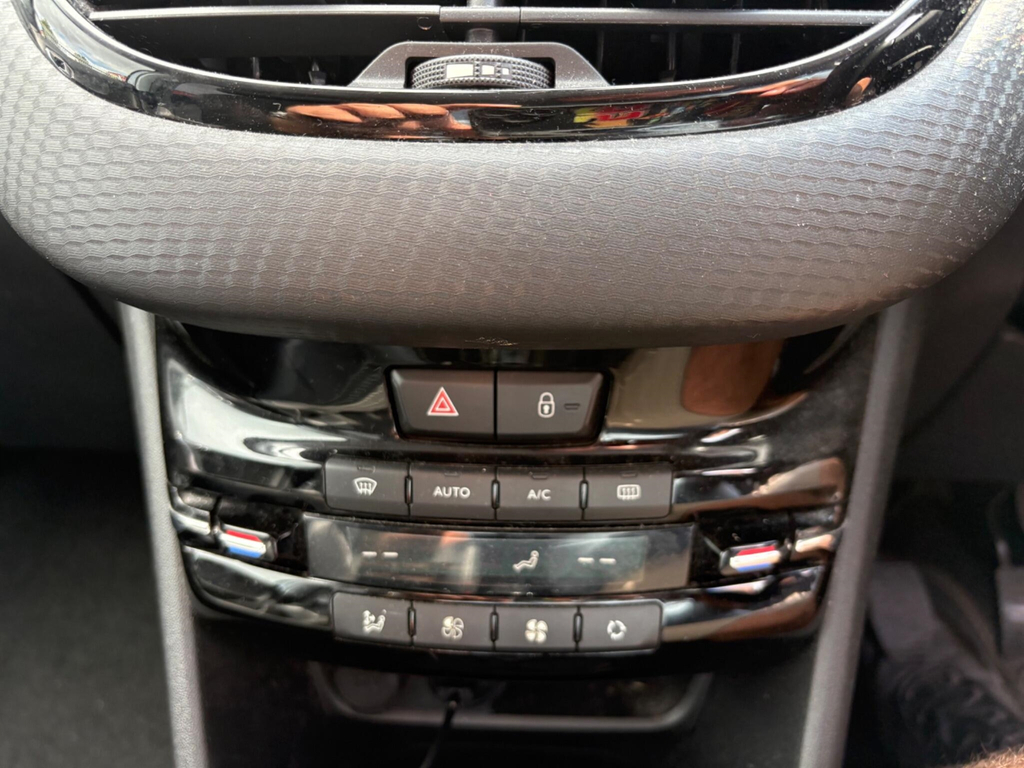 Peugeot 2008 Allure Black #26