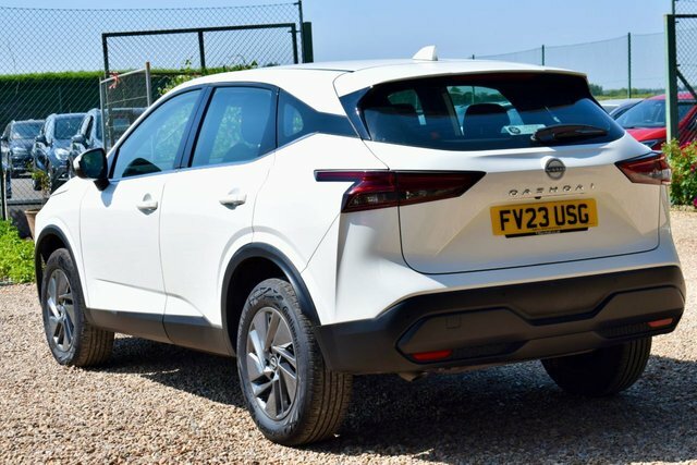 Nissan Qashqai 1.3 Dig-t Mhev Acenta Premium Suv Hybri White #4