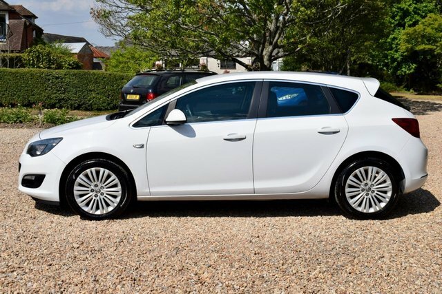 Vauxhall Astra 1.4 16V Excite Hatchback Euro 5 White #4