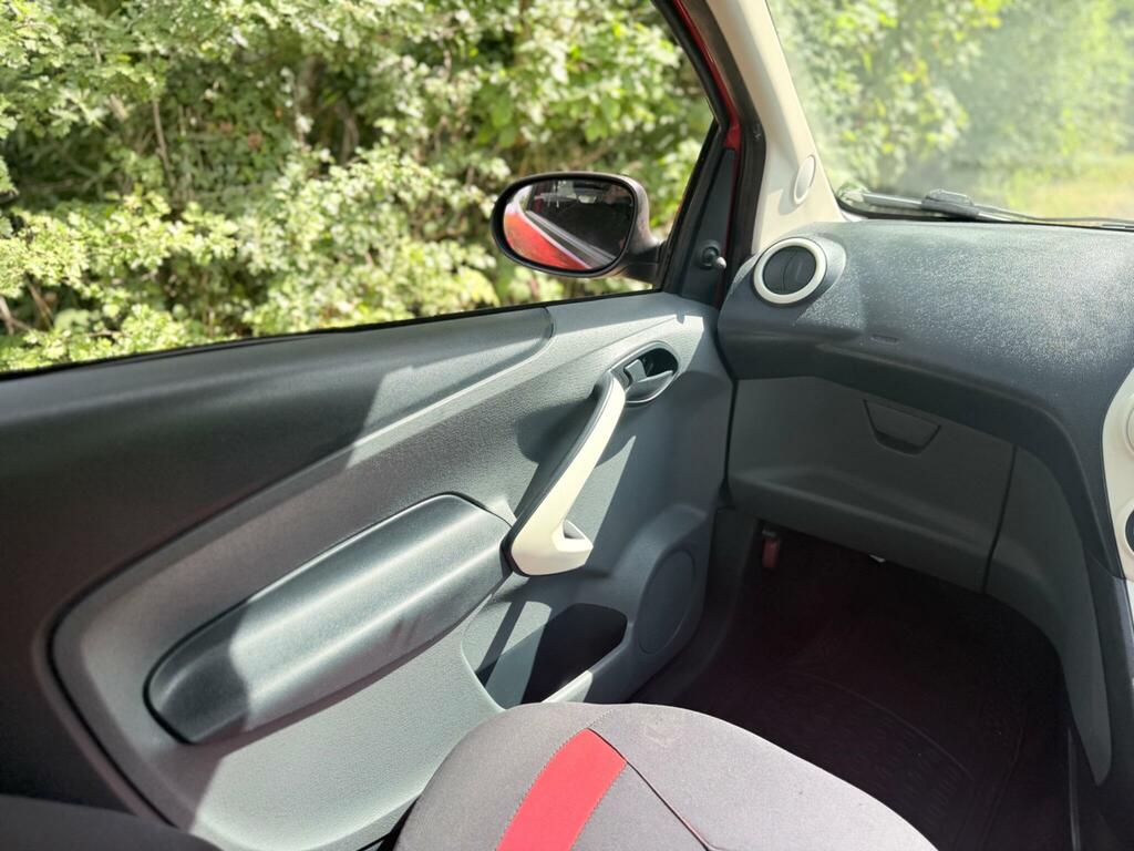 Ford KA Zetec 2013 62 Red #17