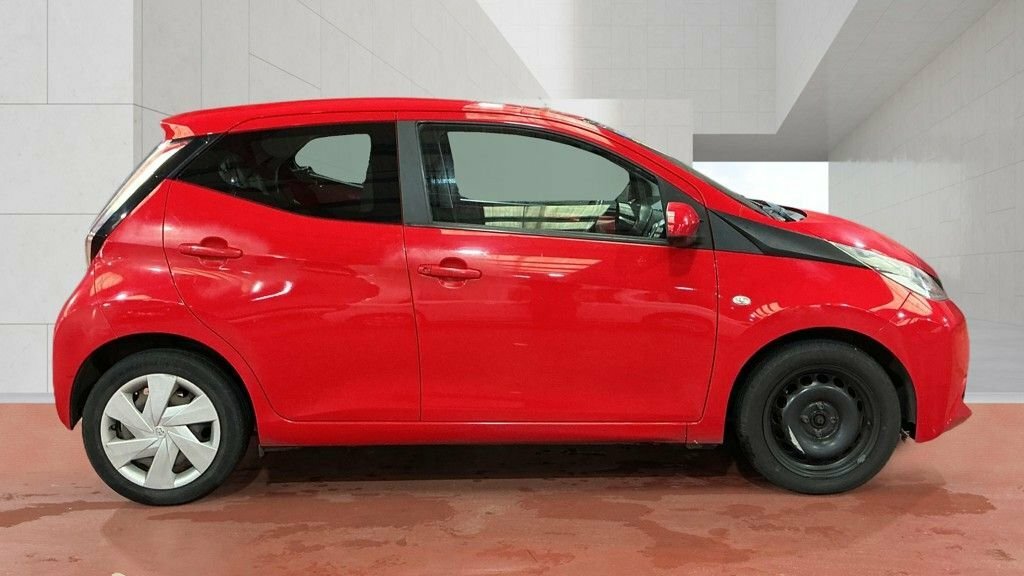 Toyota Aygo 1L X-play Red #5